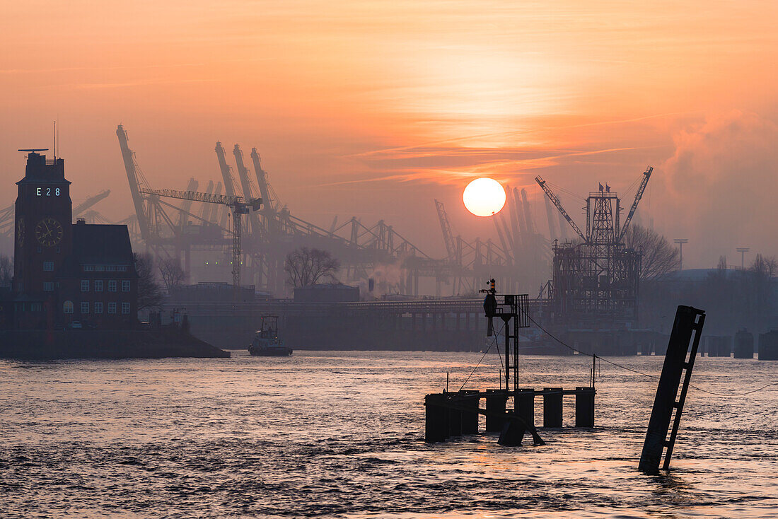 Morgenstimmung auf der Elbe am Köhlfleethafen mit dem Haus der Hafenlotsenbrüderschaft, Hamburg, Deutschland