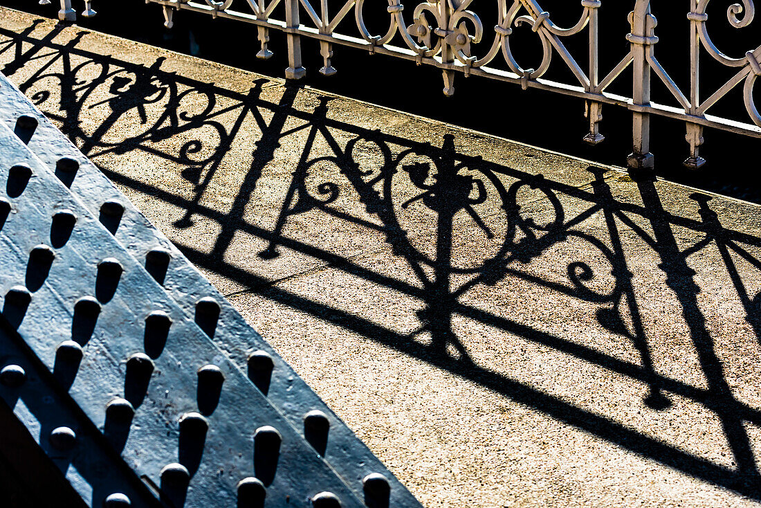 Eine Brücke mit Metallgeländer in der historischen Speicherstadt, Hamburg, Deutschland