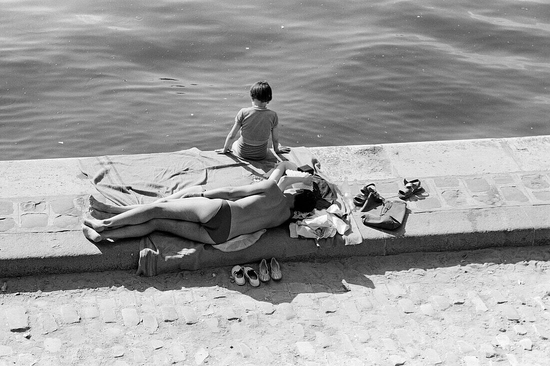 1959, bath scene, Seine bank, Paris, France