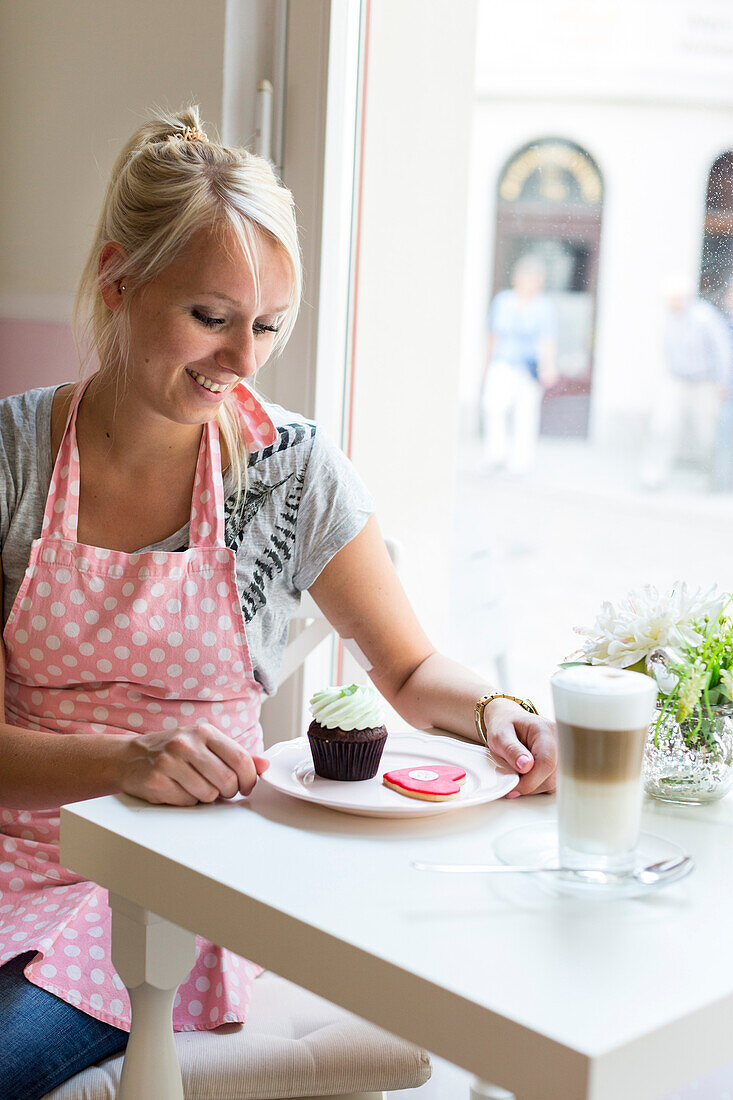 Frau mit Kaffee und Kuchen, Café Miss Törtchen in der Altstadt, Landeshauptstadt, Schwerin, Mecklenburgische Seen, Mecklenburgisches Seenland, Mecklenburg-Vorpommern, Deutschland, Europa