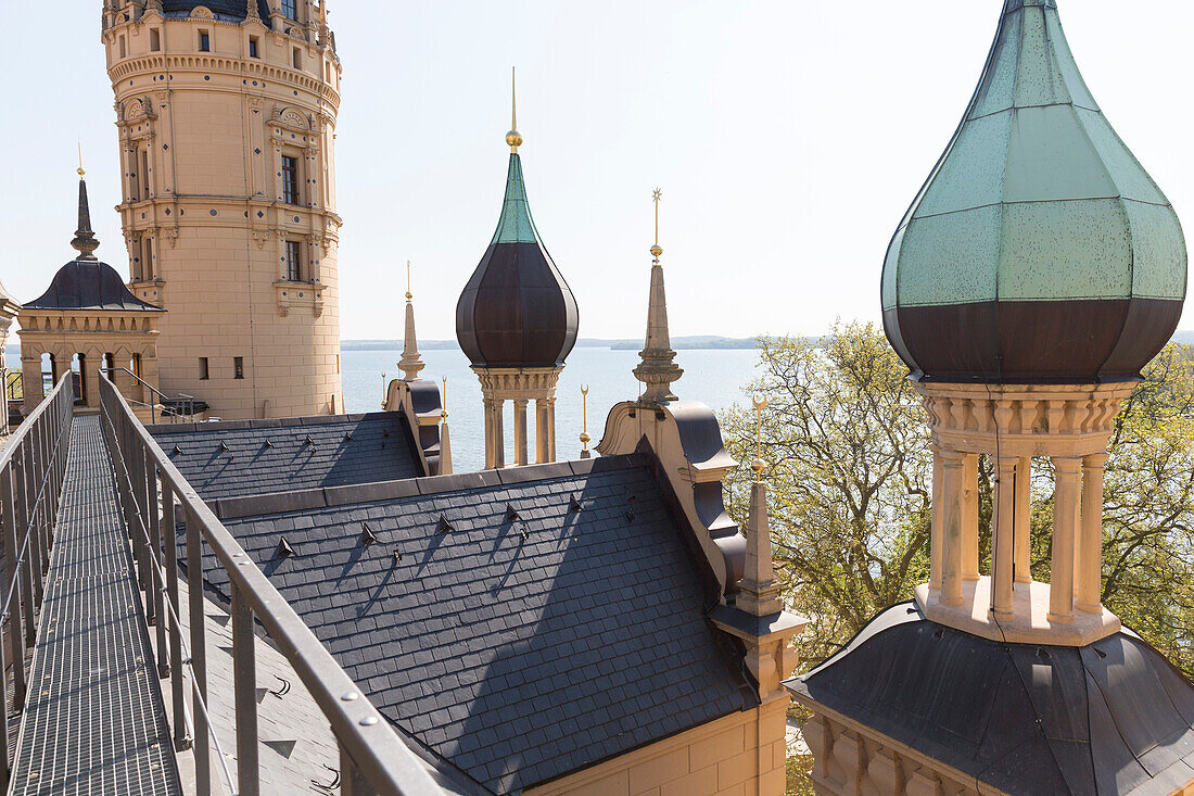 auf dem Dach, Schweriner Schloss mit Residenzensemble, Schweriner Innensee, Landeshauptstadt, Schwerin, Mecklenburgische Seen, Mecklenburgisches Seenland, Mecklenburg-Vorpommern, Deutschland, Europa