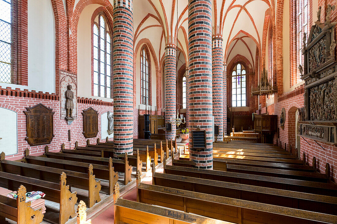 Dorfkirche Hohen Viecheln, innen, mit gotischen Säulen, Strahlendecke, Stifterfigur,  Mecklenburgische Seen, Mecklenburgisches Seenland, Mecklenburg-Vorpommern, Deutschland, Europa