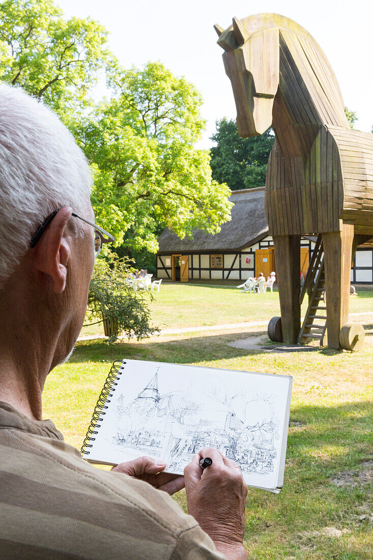 Architekt und Stadtplaner Arnfried Metelka zeichnet für einen Kalender, über die Schulter geschaut,  Heinrich-Schliemann-Museum mit Trojanischem Pferd in Ankershagen, Mecklenburgische Seen, Mecklenburgisches Seenland, Mecklenburgische Seenplatte, Mecklenb