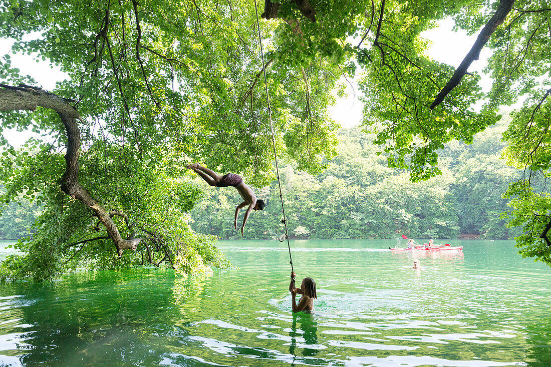 Paddelbootstour, Badespaß, Sprung vom Baum an einer Badestelle, Schmaler Luzin, Fähranleger, Urlaub, Sommer, Ferien, baden, schwimmen, Feldberg, Mecklenburgische Seen, Mecklenburgisches Seenland, Mecklenburgische Seenplatte, Mecklenburg-Vorpommern, Deutsc