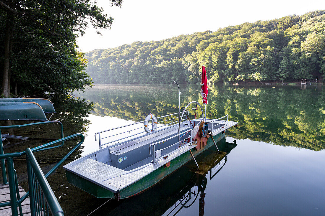 Fähre am Schmalen Luzin, handbetriebene Fähre,  Wasserwandern, klarer See Schmaler Luzin, grünes Wasser, Urlaub, Sommer, Ferien, baden, schwimmen, Mecklenburgische Seenplatte, Mecklenburgische Seen, Feldberg, Mecklenburg-Vorpommern, Deutschland, Europa