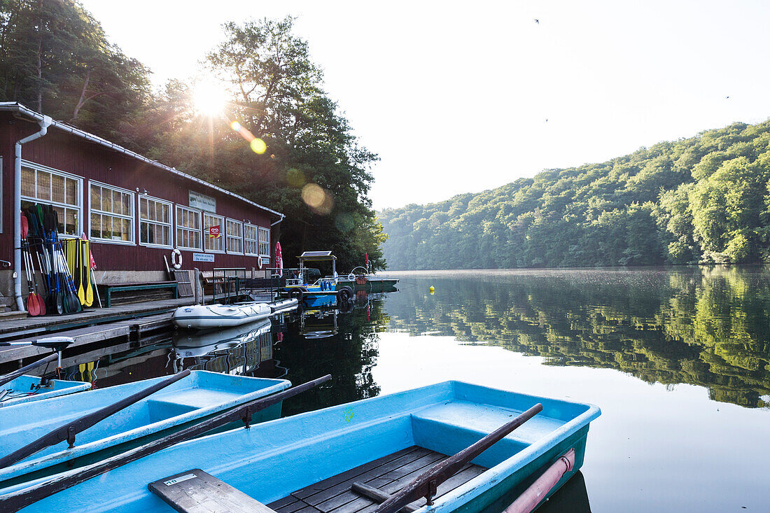 Ruderboot, Bootshaus, Bootsverleiht, Fähre am Schmalen Luzin, handbetriebene Fähre,  Wasserwandern, klarer See Schmaler Luzin, grünes Wasser, Urlaub, Sommer, Ferien, baden, schwimmen, Mecklenburgische Seenplatte, Mecklenburgische Seen, Feldberg, Mecklenbu