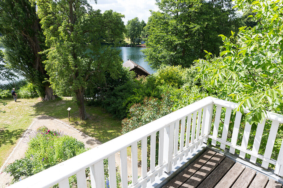 Carwitz, Fallada-Museum, Veranda mit blühenden Beeten davor, Ostmecklenburg, Mecklenburgische Seenplatte, Mecklenburgische Seen, Carwitz, Mecklenburg-Vorpommern, Deutschland, Europa