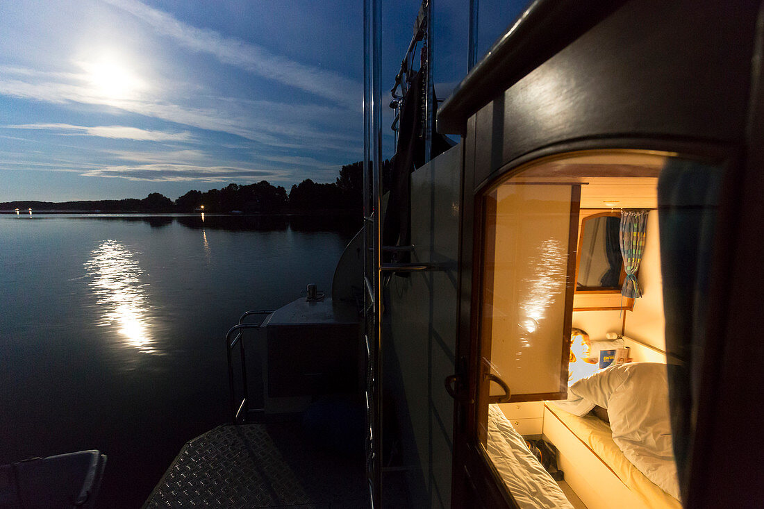 Nachts auf dem See, Kajüte, Kabine, Bett, Hausboottour, Hausboot auf der Kleinen Müritz, Ankerplatz, Kleinseenplatte, südlich der Müritz, Vipperow, Mecklenburgische Seenplatte, Mecklenburgische Seen, Mecklenburg-Vorpommern, Deutschland, Europa