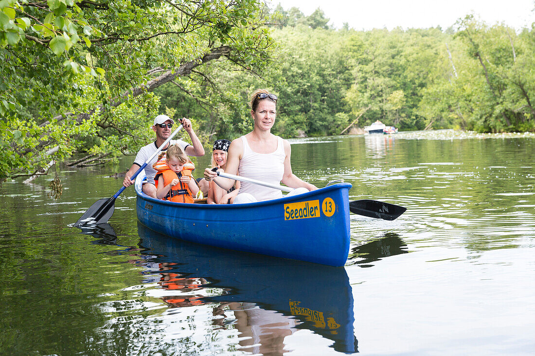 Paddel- und Kanutour bei Granzow, Granzower Möschen, blaues Boot, Familie, Familienurlaub, Sommer, Urlaub, baden, paddeln, Kleinseenplatte, südlich der Müritz, Mecklenburgische Seenplatte, Mecklenburgische Seen, MR, Granzow, Mecklenburg-Vorpommern, Deutsc