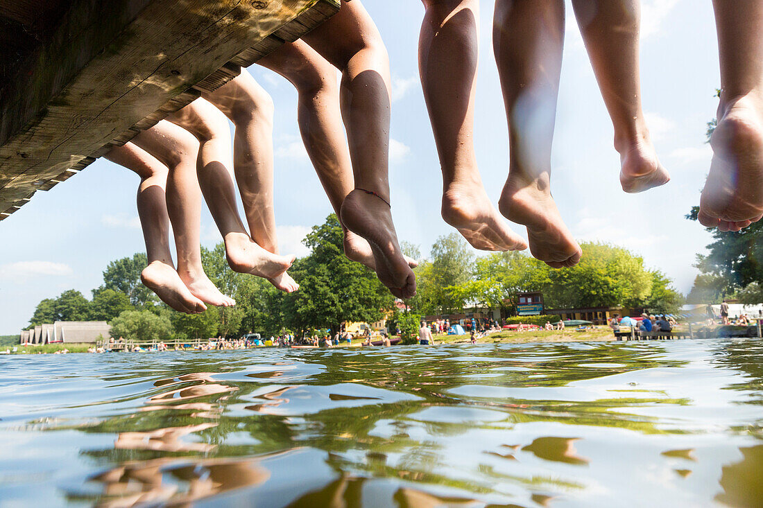 Beine baumeln lassen, Badestelle beim Zeltplatz Granzow, Granzower Möschen, Bootshäuser, Sommer, Badevergnügen, Baden im See, Strand, Sommer, Urlaub, Kleinseenplatte, südlich der Müritz, Mecklenburgische Seenplatte, Mecklenburgische Seen, Granzow, Mecklen