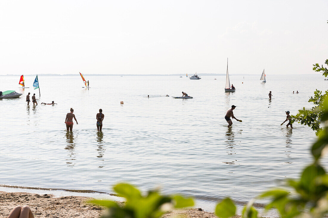 Baden in der Müritz, Strand, Badestelle, Surfschule, Segelschule an der Müritz in Boeker Mühle, Surfmühle am Zeltplatz Bolter Ufer, Mecklenburgische Seenplatte, Mecklenburgische Seen, Boeker Mühle, Mecklenburg-Vorpommern, Deutschland, Europa