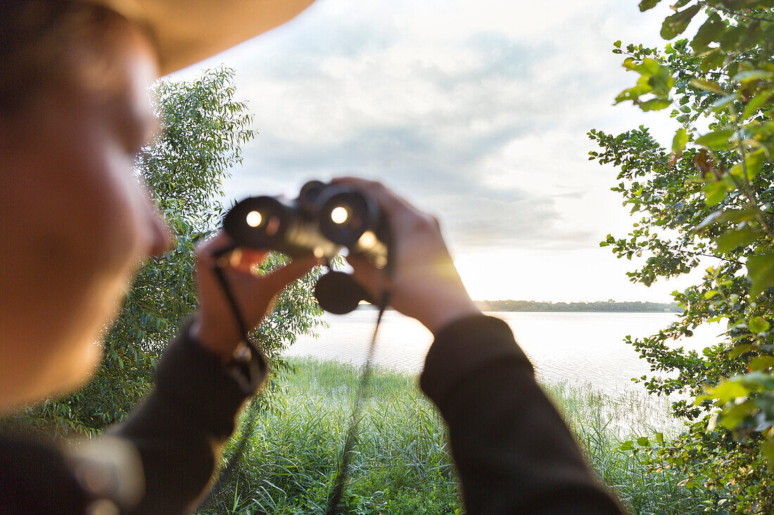 unterwegs mit der Rangerin, Landschaft, See, Fernglas, Badestelle am Schaalsee, Sonnenaufgang, Biosphärenreservat Schaalsee, Westmecklenburg, Mecklenburgische Seenplatte, Mecklenburgische Seen, Zarrenthin, Mecklenburg-Vorpommern, Deutschland, Europa