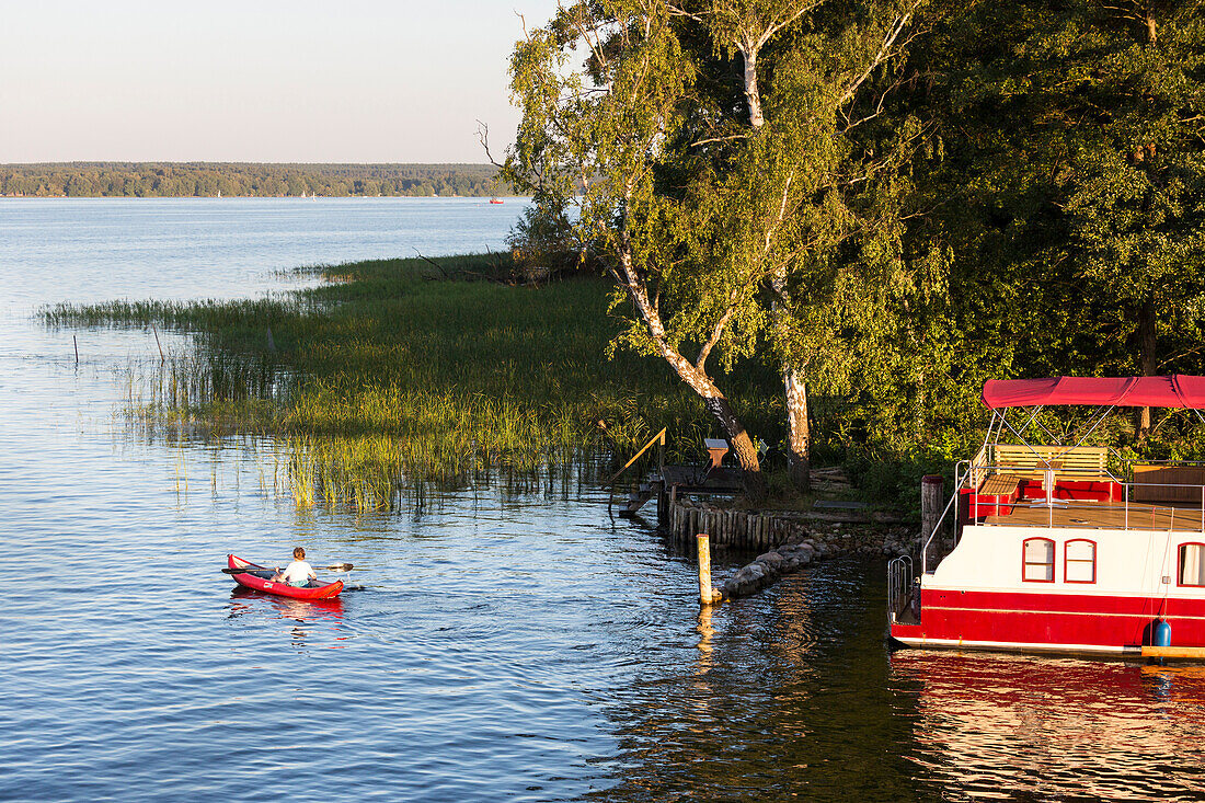 Marina am Plauer See, Paddelboot, Paddler, rotes Boot, Müritz, Mecklenburgische Seenplatte, Mecklenburgische Seen, Plau am See, Mecklenburg-Vorpommern, Deutschland, Europa