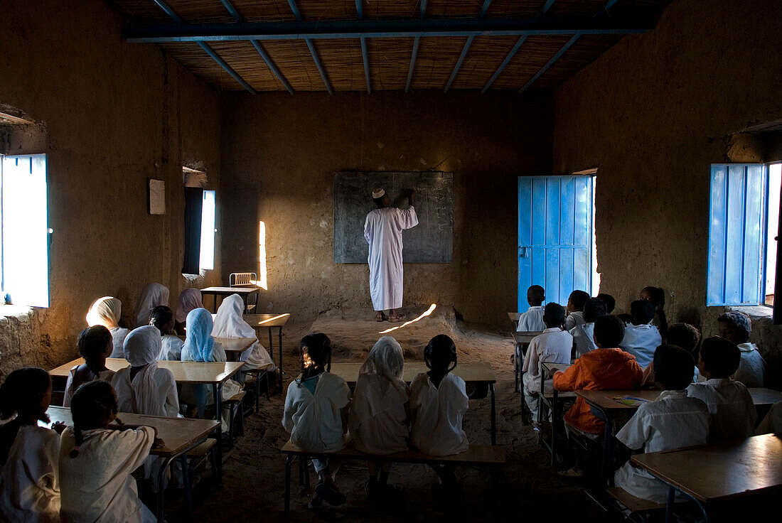 A lesson in one of the classrooms in primary school in El-Ar, northern Sudan, in the region of the fourth cataract of the Nile. 12/01/2007