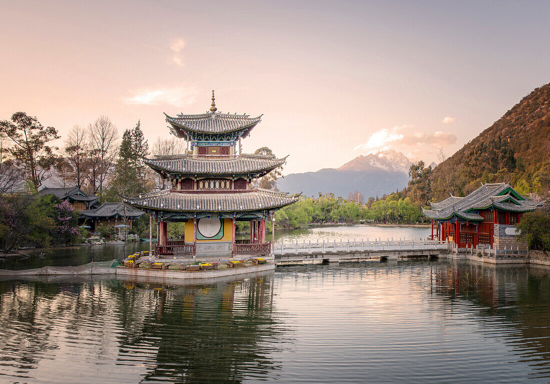 Moon Embracing Pavilion (Deyue Pavilion) in Lijiang, Yunnan, China.