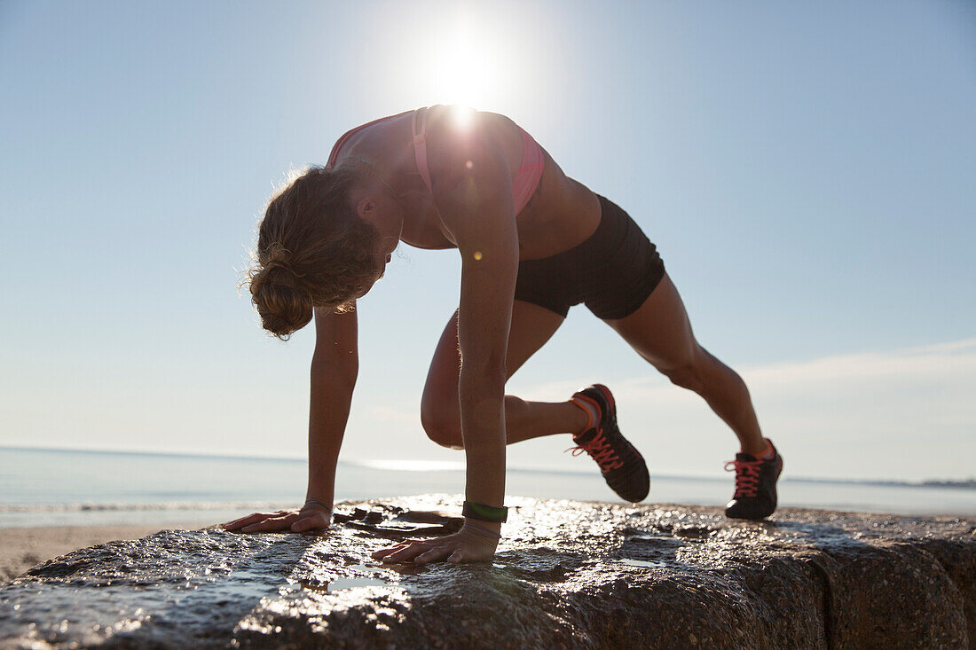 Frau beim Training am Strand