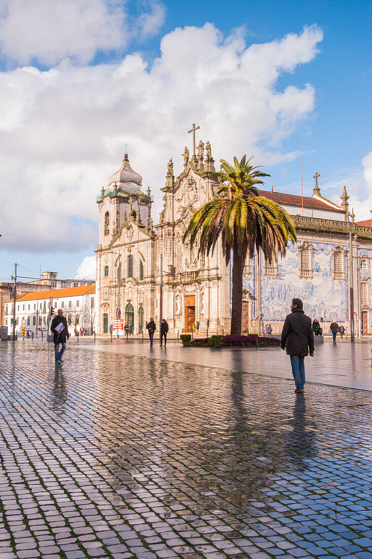 Igreja do Carmo und Fonte dos Leões in Praça de Gomes Teixeira in Porto nach dem Regen, Porto Stadt, Porto Bezirk, Portugal, Europa