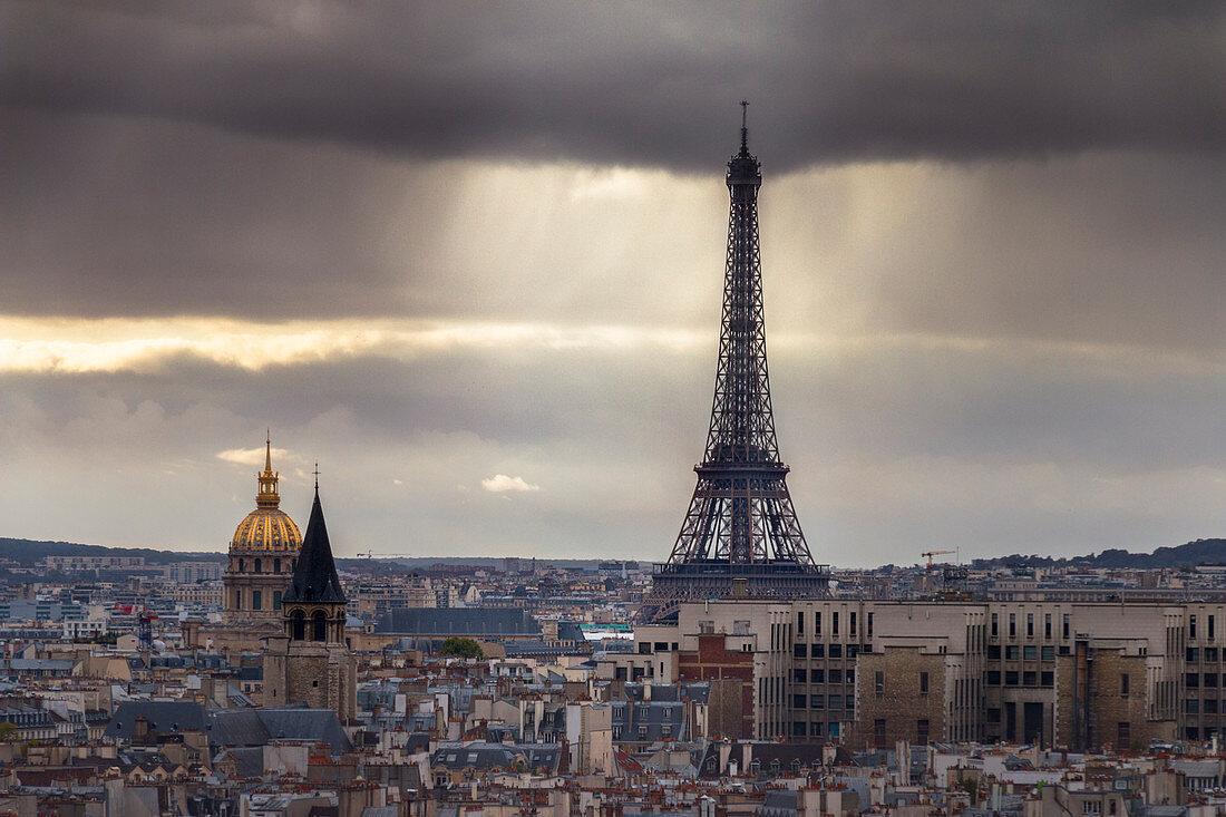 Blick auf Tour Eiffel und Hôtel National des Invalides in Paris Stadt, Paris, Île-de-France, Frankreich, Europa