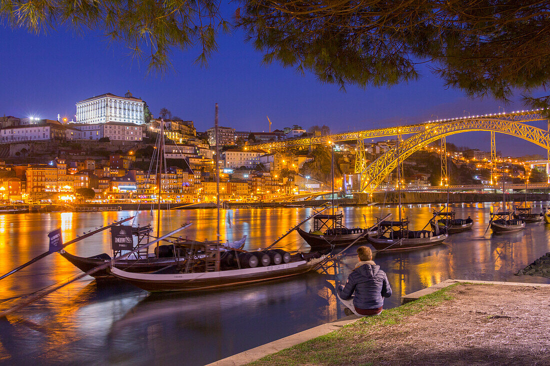 Mann beobachtet Porto und Weinboote auf Douro River, Porto Stadt, Porto Bezirk, Portugal, Europa