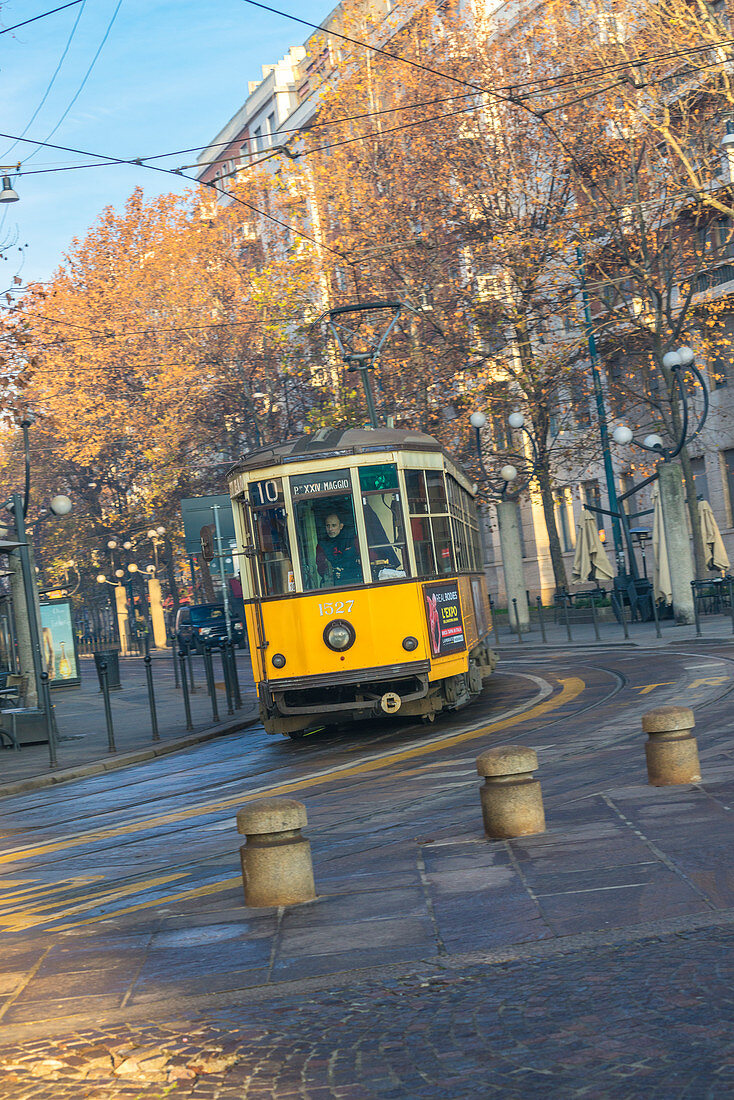 Mailand, Lombardei, Italien, Die Straßenbahn, die auf der Piazza Sempione eintritt