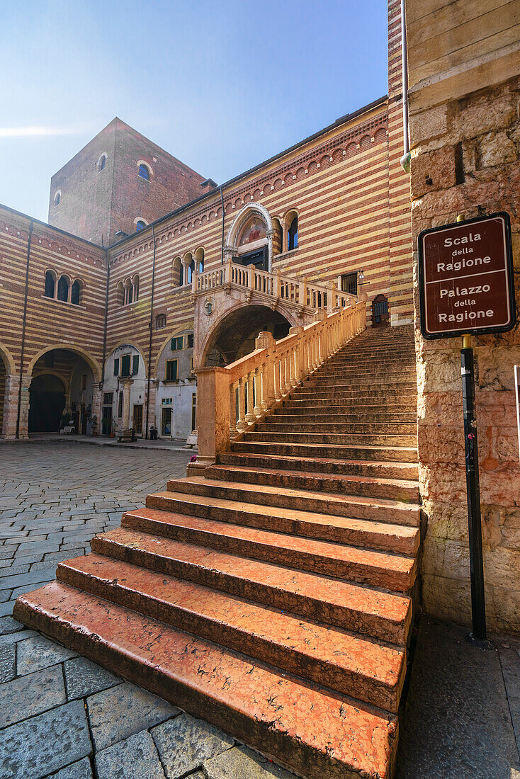 Verona, Venetien, Italien, Palazzo della Regione mit Scala della Regione im Palazzo del Mercato Vecchio