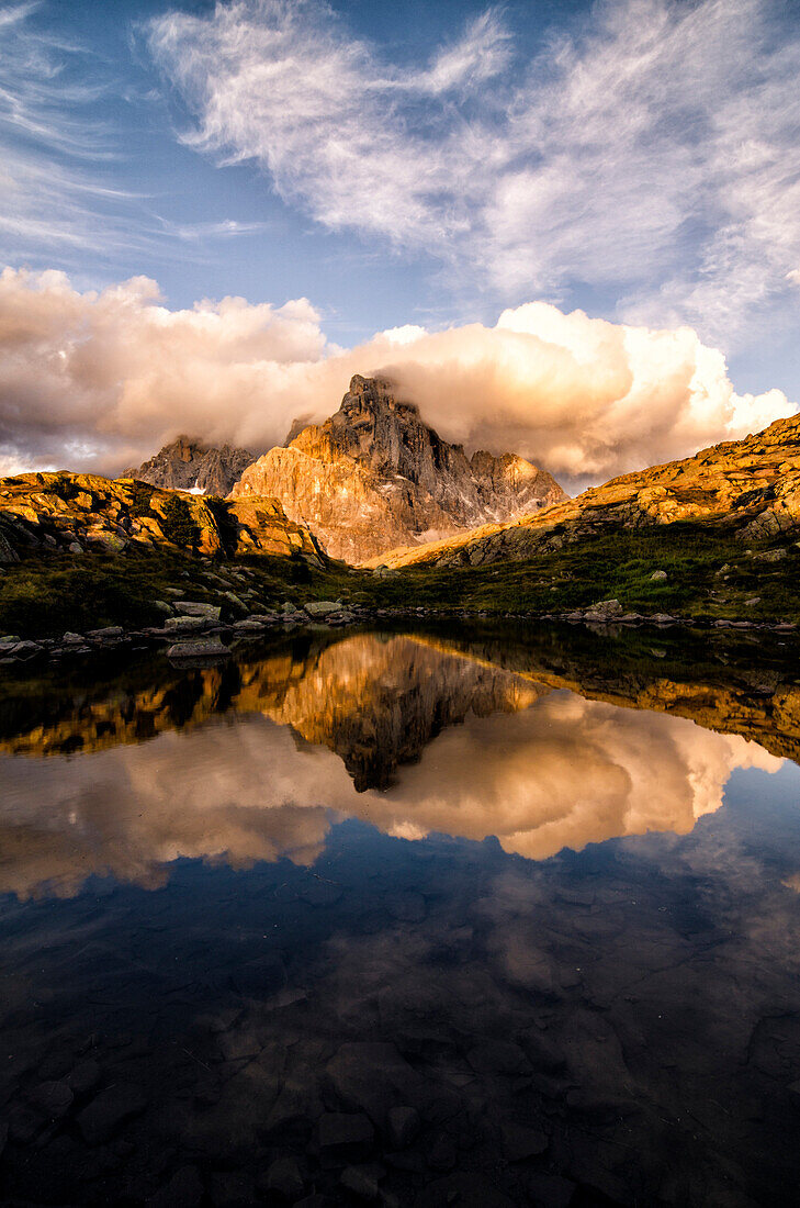 Europa, Italien, Trentino Alto Adige, Rolle Pass, Cimon della Pala spiegelt sich in den Seen von Cavallazza bei Sonnenuntergang, Dolomiten