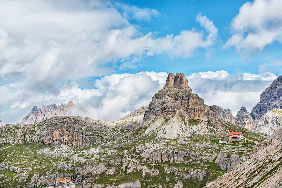 Trentino Alto Adige, Italien, Europa Park der Tre Cime di Lavaredo, die Dolomiten Berge während eines Tages mit Wolken, Im Hintergrund sehen Sie Refuge Locatelli