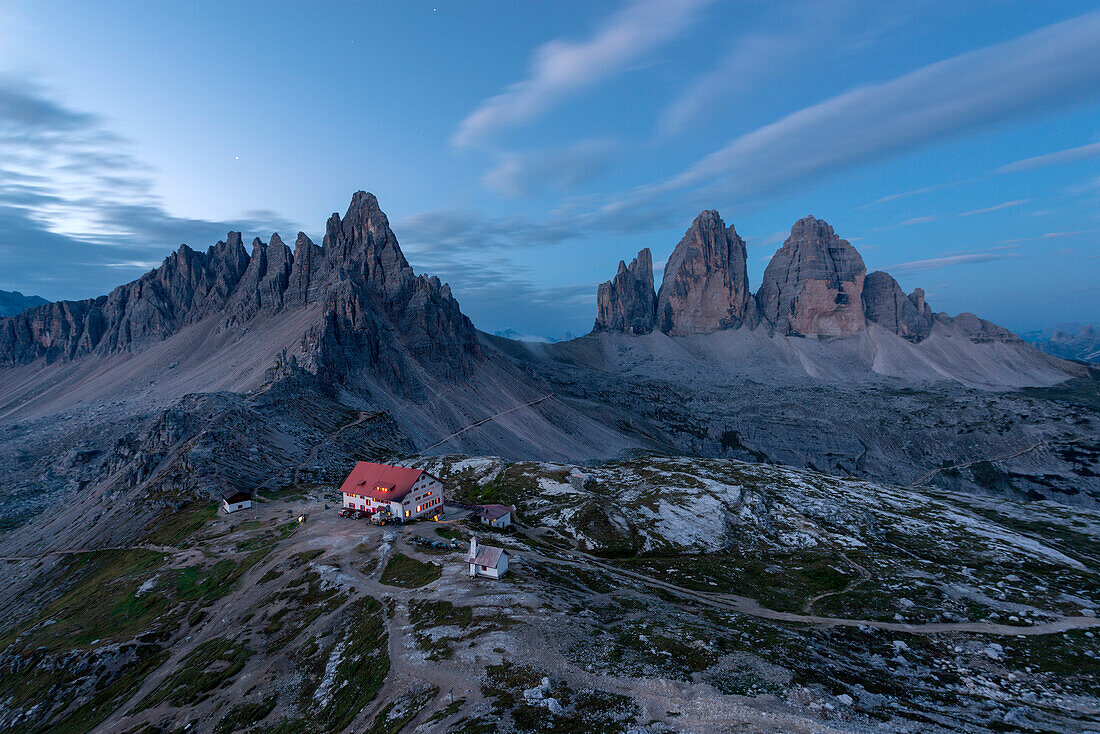 Europa, Italien, Dolomiten, Südtirol, Bozen, Paterno, Tre Cime di Lavaredo und die Locatelli-Hütte im Morgengrauen