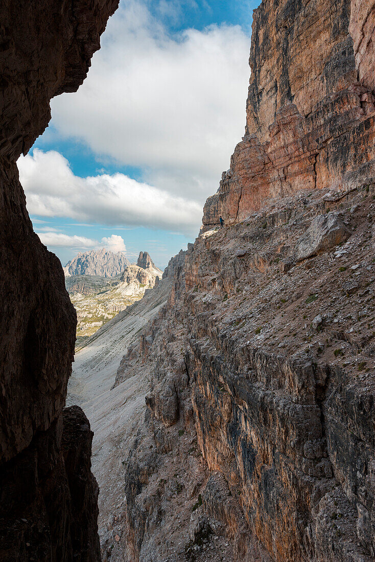 Europa, Italien, Dolomiten, Venetien, Belluno, Wanderer, der sich auf die Gräben des Ersten Weltkriegs auf dem Berg Paterno wagt