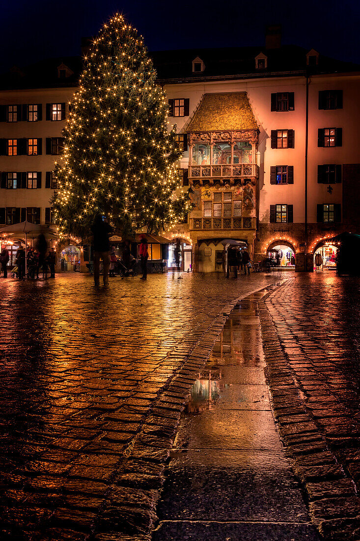 Eine gewöhnliche Winternacht im historischen Zentrum von Innsbruck mit dem berühmten Goldenen Dachl und dem Weihnachtsbaum der Stadt Innsbruck, Tirol, Österreich, Europa