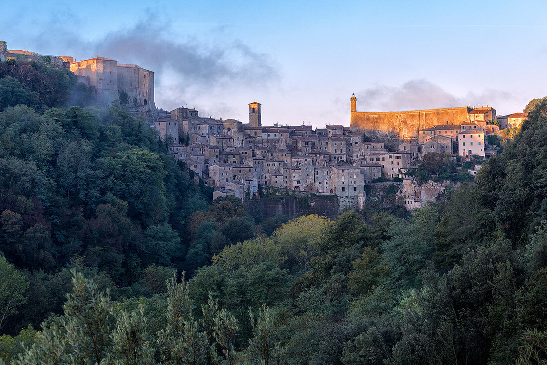 Licht des Sonnenaufgangs beleuchtet das Dorf Sorano, Sorano, Grosseto Provinz, Toskana, Italien, Europa