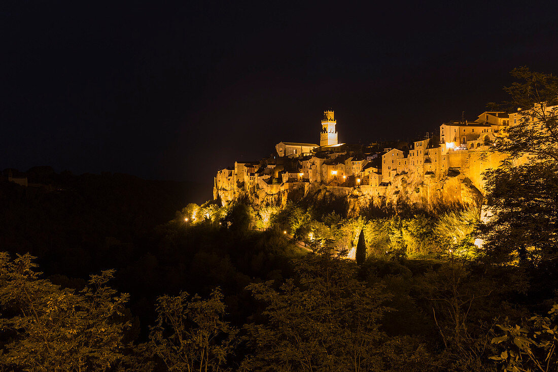 Blick auf den historischen Teil des Dorfes Pitigliano bei Nacht, Pitigliano, Provinz Grosseto, Toskana, Italien, Europa