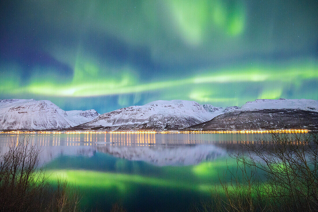 Northern Lights spiegelt sich in Kafjorden, Kafjorden, Lyngen Alpen, Troms, Norwegen, Lappland, Europa