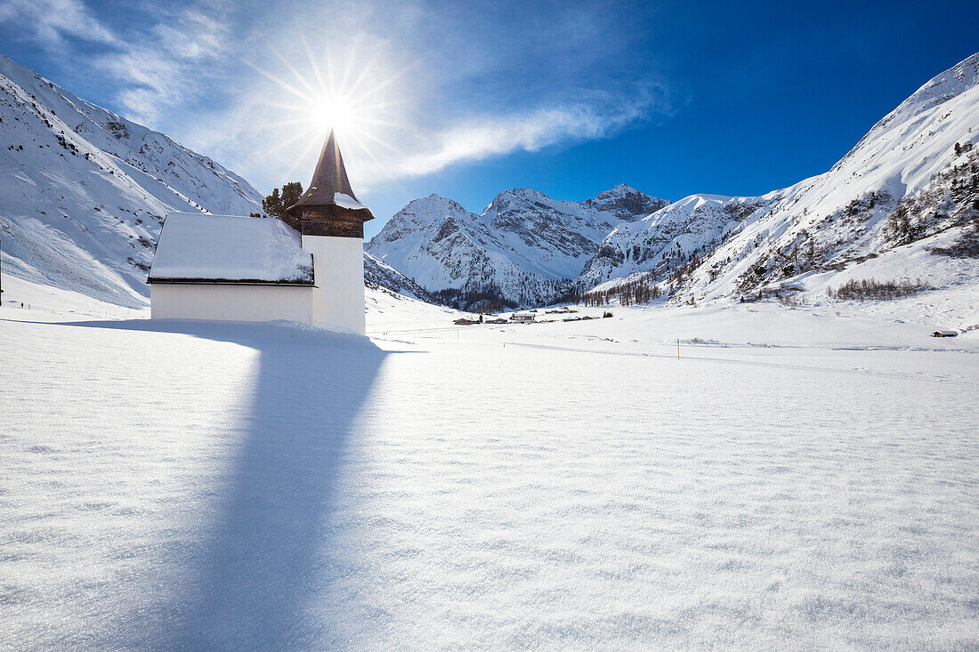 Weiße typische Kirche von Sertig Dorfli, Sertigtal, Graubünden, Kanton Grigioni, Prattigau, Prattigovia, Davos, Schweiz, Europa