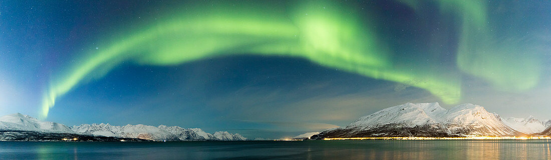 Nordlichter über den Fjord, Skivahollet, Kafjord, Lyngen Alpen, Troms, Norwegen, Lappland, Europa