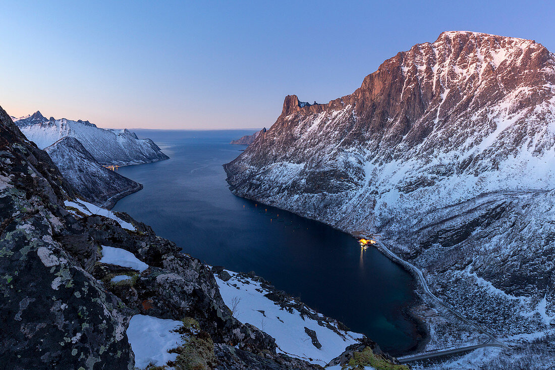 Dämmerung auf Oyfjorden, Barden, Mefjordbotn, Mefjorden, Senja, Norwegen, Europa