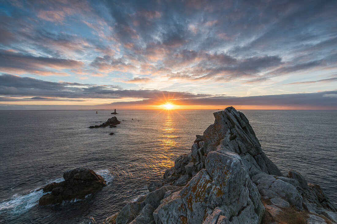 Vieille Leuchtturm von Raz Punkt bei Sonnenuntergang, Plogoff, Finistère, Bretagne, Frankreich