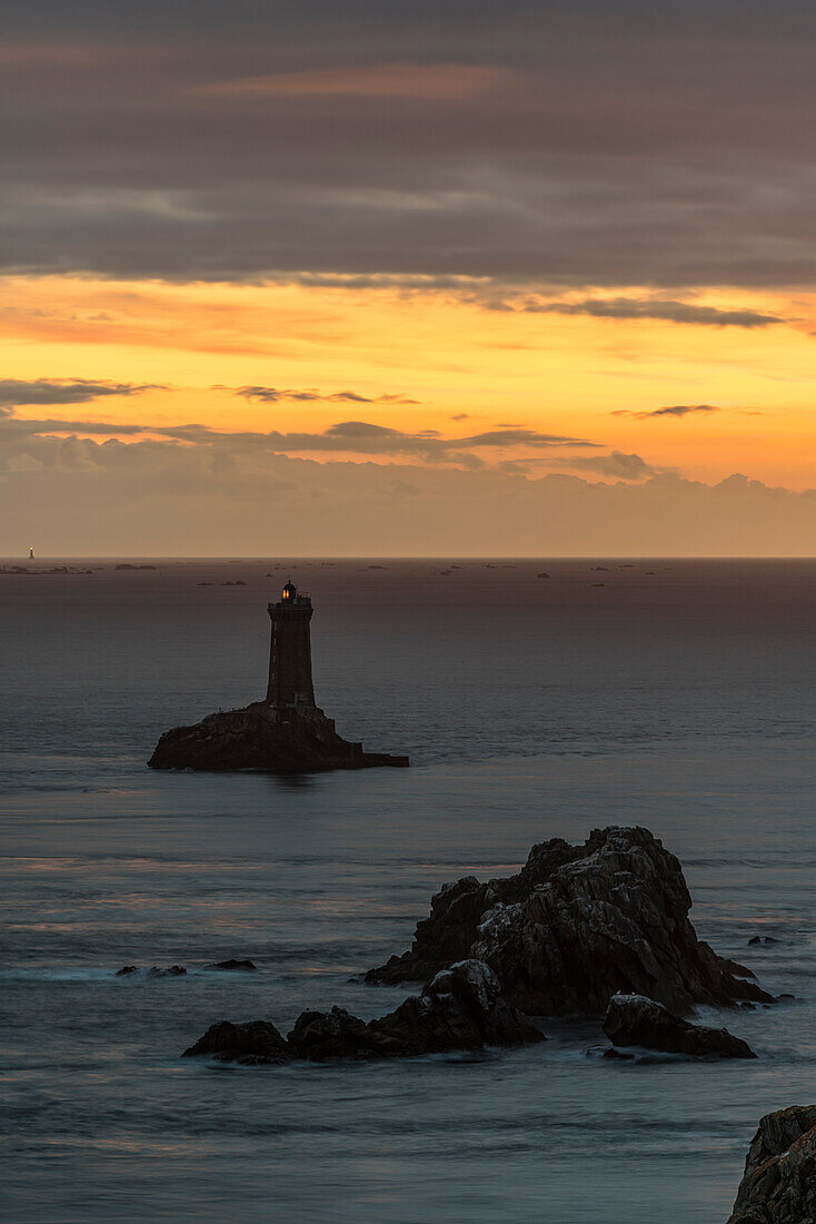 Vieille Leuchtturm von Raz Punkt bei Sonnenuntergang, Plogoff, Finistère, Bretagne, Frankreich