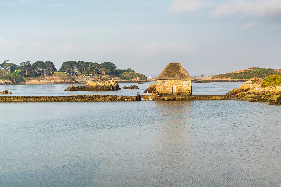 Gezeitenmühle auf der Insel Bréhat, Côtes-d'Armor, Bretagne, Frankreich