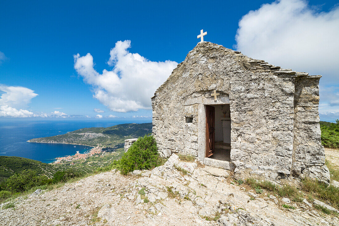 Die Kirche von Holly Spirit, Crkva Sv, Duha im Hum Mount, das Dorf Komiza am unteren Rand, Komiza, Vis Island, Split-Dalmatien Grafschaft, Dalmatien Region, Kroatien, Europa