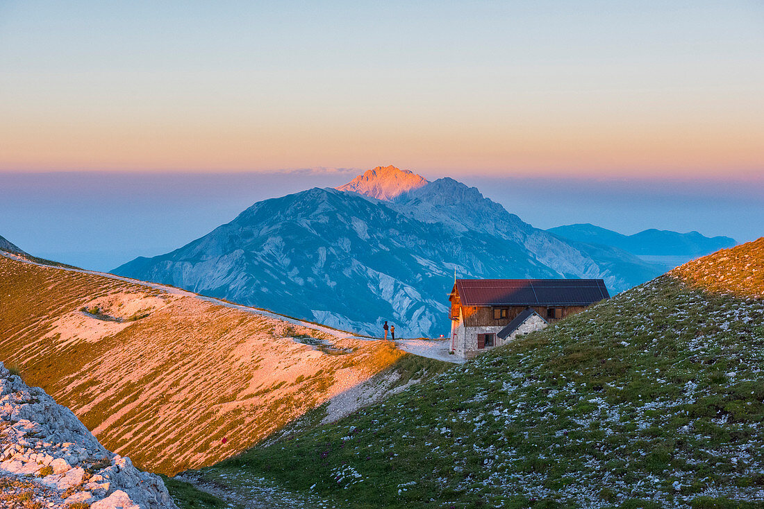 Italien, Abruzzen, Gran Sasso und Monti della Laga Nationalpark, Sonnenuntergang auf Duca degli Abruzzen Berghütte