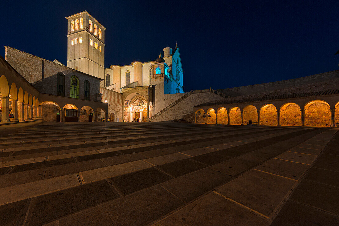Italien, Umbrien, Assisi, Basilika des Heiligen Franziskus bei Nacht