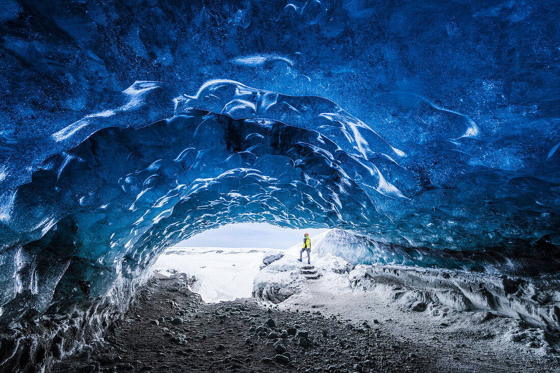 Mann in einem Eiskaverchen unter dem Vatnajokull-Gletscher, Nationalpark Vatnajokull, Ost-Island, Island, MR