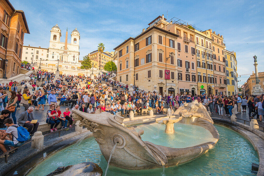 Rom, Lazio, Italien, Menschen sitzen auf der Spanischen Treppe vor Trinità dei Monti bei Sonnenuntergang