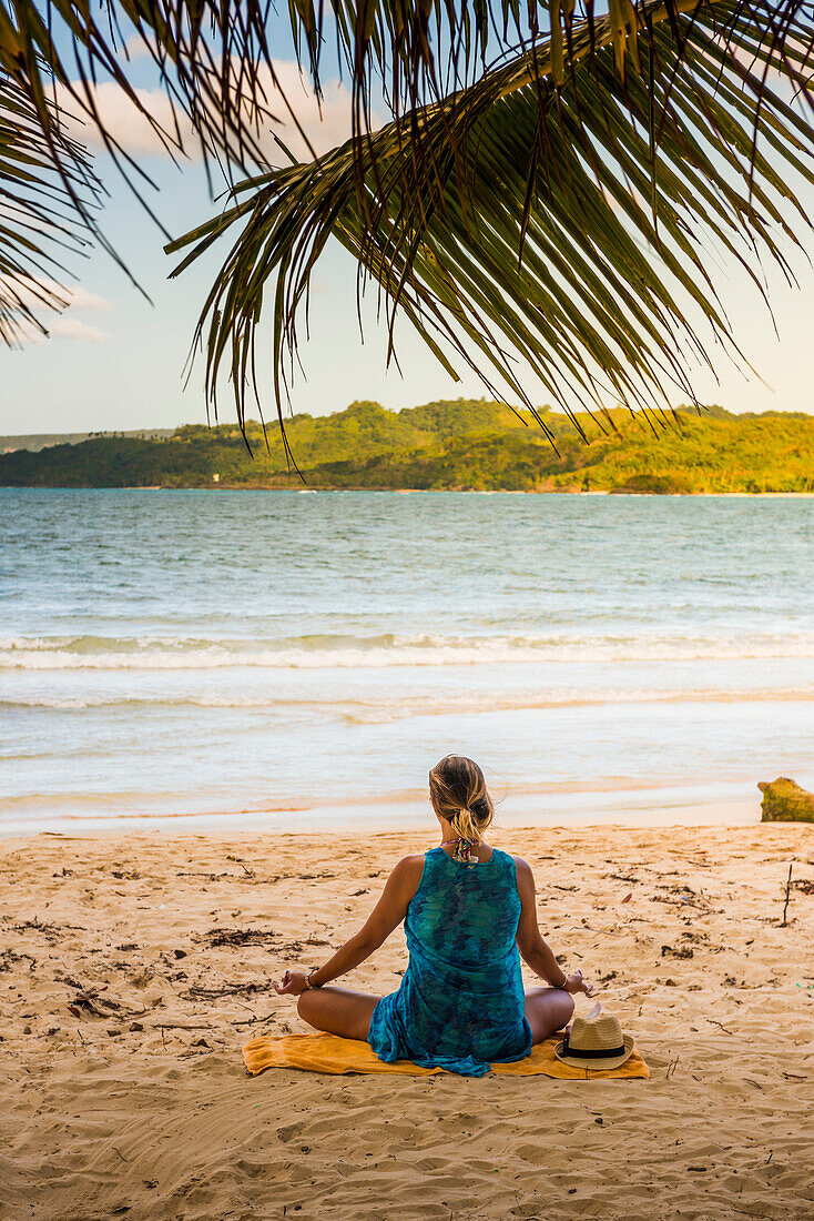 Playa Rincon, Halbinsel Samaná, Dominikanische Republik, Frau üben Yoga am Strand