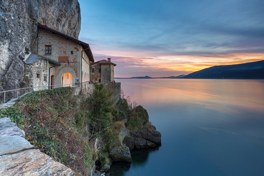 Sonnenuntergang vor dem alten Kloster von Santa Caterina del Sasso Ballaro, mit Blick auf den Lago Maggiore, Leggiuno, Provinz Varese, Lombardei, Italien