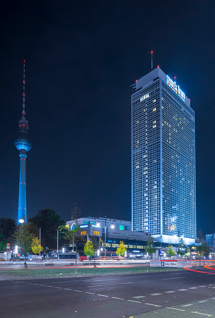 Straßen in der Nähe von Fernsehturm und Holiday Inn Hotel am Alexanderplatz, Berlin Mitte, Deutschland