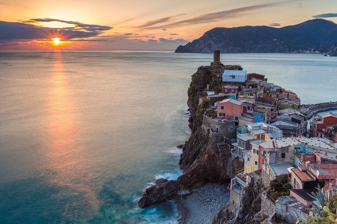 Sonnenuntergang über dem Dorf Vernazza, Nationalpark Cinque Terre, Provinz La Spezia, Ligurien, Italien