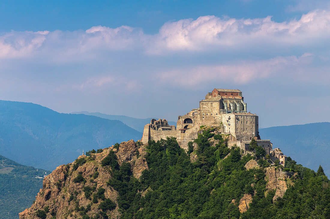 Blick auf das Kloster Sacra di San Michele, Symbol der Region Piemont, auf dem Berg Pirchiriano, Sant'Ambrogio di Torino, Val di Susa, Torino Bezirk, Piemont, Italien