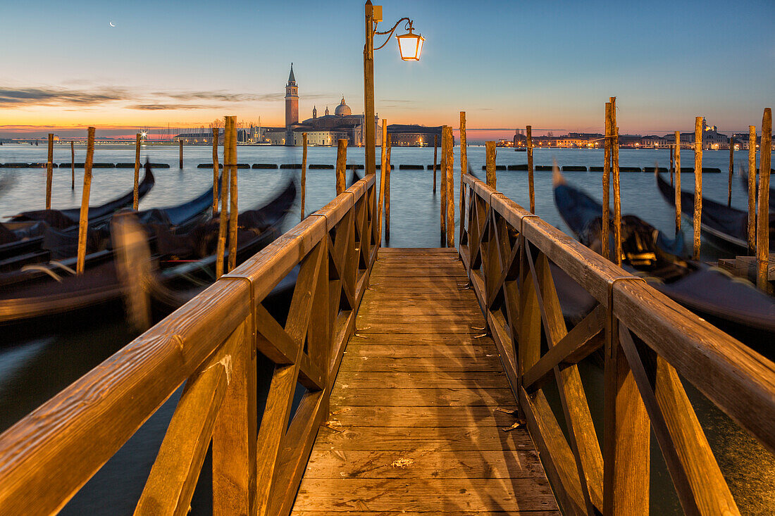 Europa, Italien, Venetien, Venedig, Riva degli Schiavoni, Hafen der klassischen venezianischen Gondeln